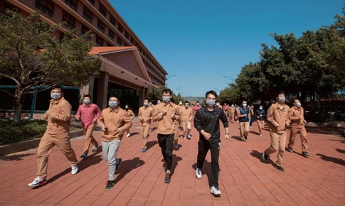 组织“跑在阳光下，，，，，跑进康健里”体育活动